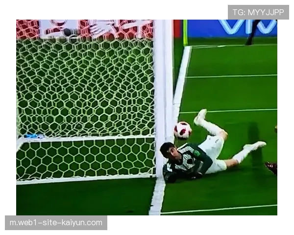 守门员出球体系出现失误 守田达弥送礼韦世豪